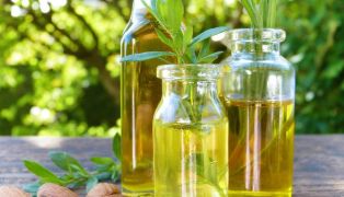 advantages-of-almond-oil-for-hair-and-its-uses
