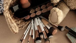 beauty-essentials-you-need-when-traveling-for-work